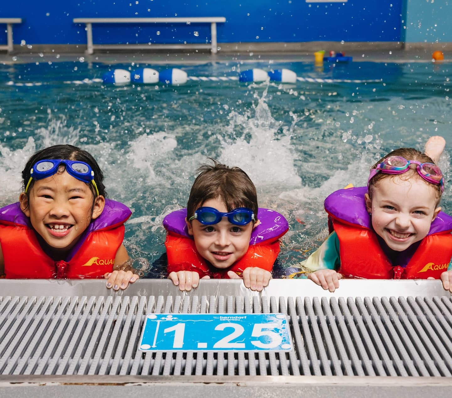 les enfants se font des amis dans les cours de natation