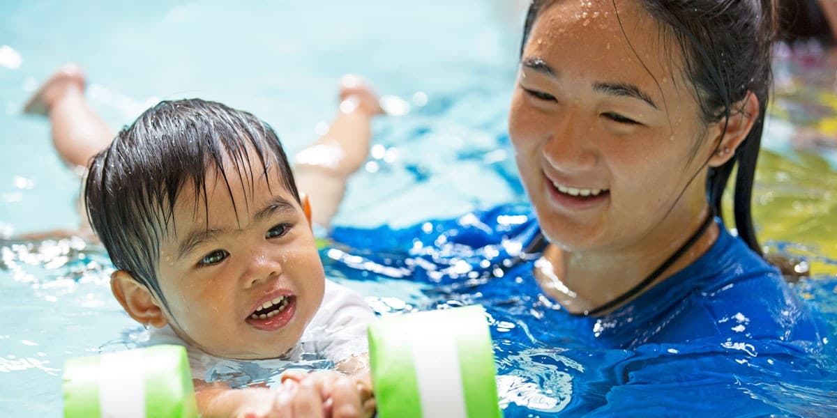 Sept façons de favoriser le développement physique et mental des enfants avec la natation